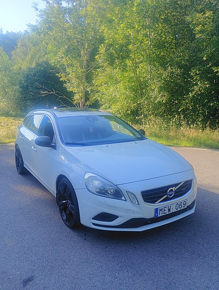 Volvo V60 2 of 5