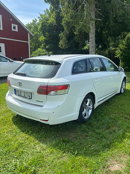 Toyota Avensis 2 of 3