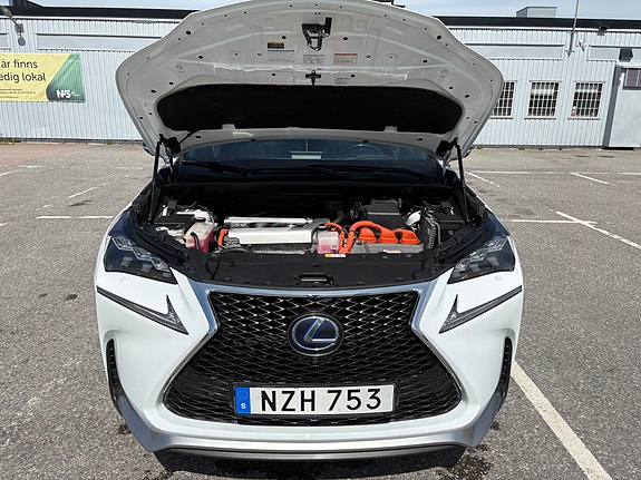 Lexus NX300h 4 of 5