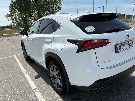 Lexus NX300h 5 of 5