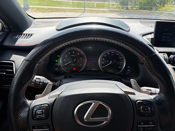 Lexus NX300h 2 of 5