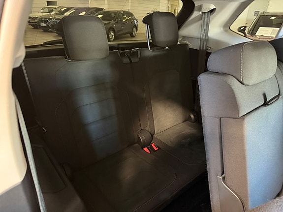 Volkswagen Tiguan Allspace 4 of 5