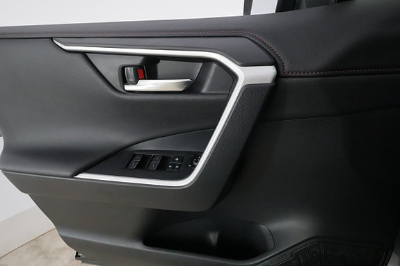 Toyota RAV4 Plug-in Hybrid 27 of 29