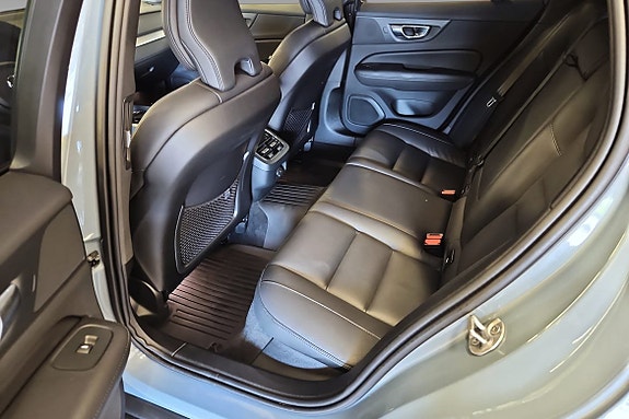 Volvo V60 Cross Country 7 of 12