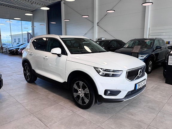 Volvo XC40 2 of 5