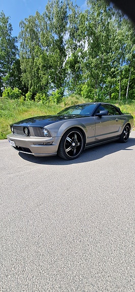 Ford Mustang 2 of 5