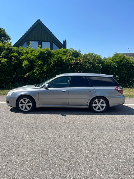 Subaru Legacy 4 of 5