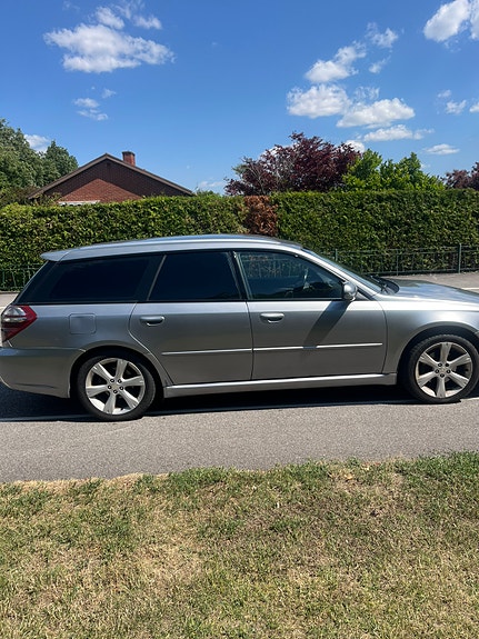 Subaru Legacy 3 of 5