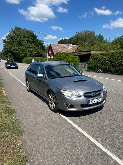 Subaru Legacy 2 of 5