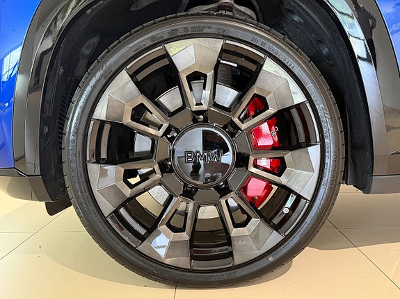 BMW XM 3 of 5