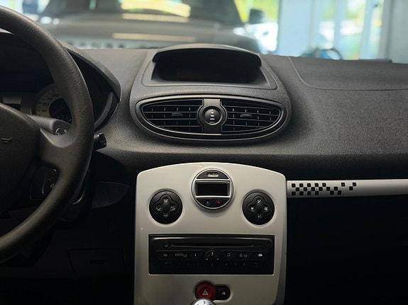 Renault Clio 11 of 23