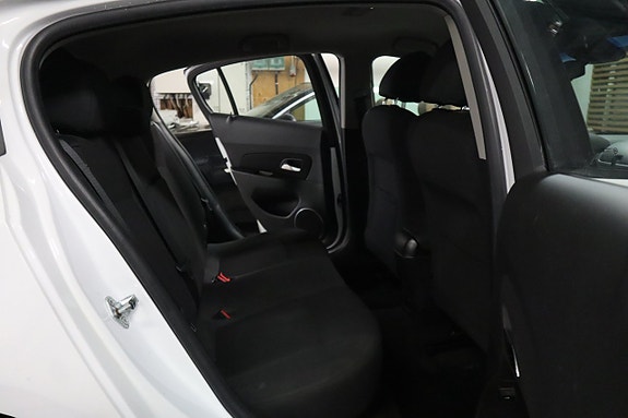 Chevrolet Cruze 12 of 16