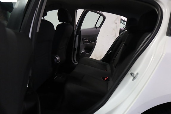 Chevrolet Cruze 11 of 16