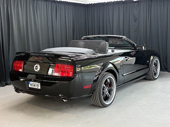 Ford Mustang 4 of 5