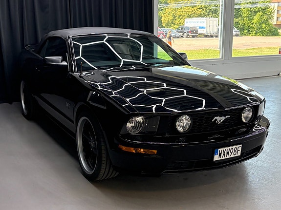 Ford Mustang 2 of 5
