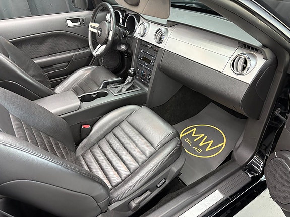 Ford Mustang 6 of 13
