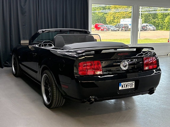 Ford Mustang 3 of 5