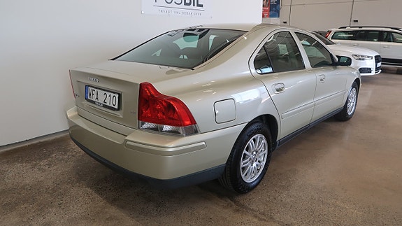 Volvo S60 4 of 5