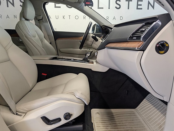 Volvo XC90 26 of 30