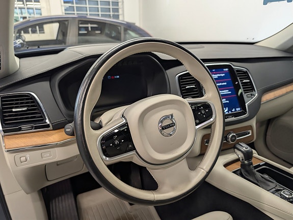 Volvo XC90 14 of 30