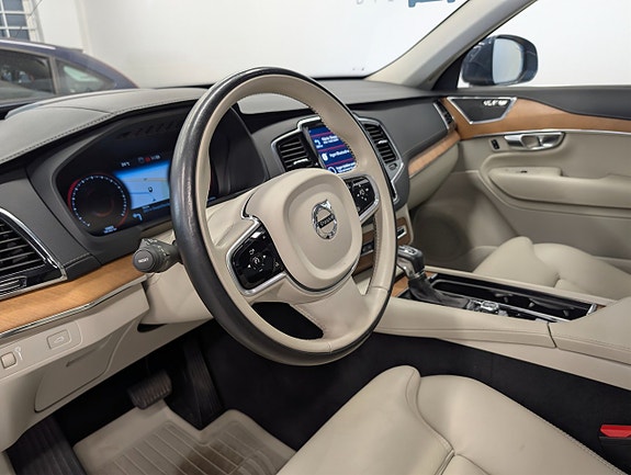 Volvo XC90 13 of 30