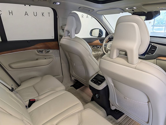 Volvo XC90 25 of 30
