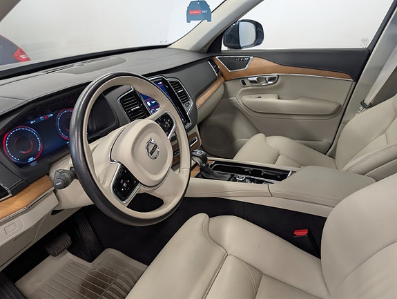 Volvo XC90 10 of 30