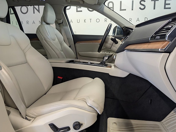 Volvo XC90 28 of 30