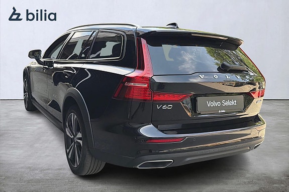 Volvo V60 Cross Country 2 of 5
