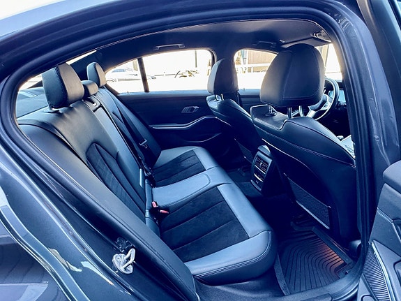 BMW 330i 11 of 18