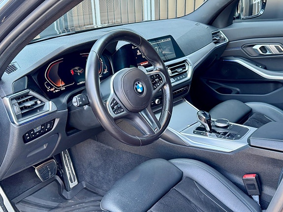 BMW 330i 7 of 18