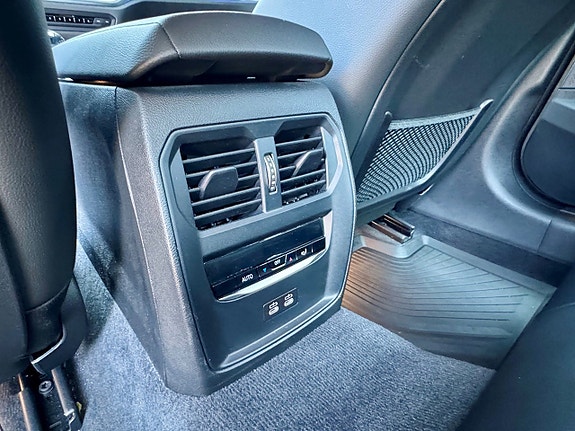 BMW 330i 17 of 18