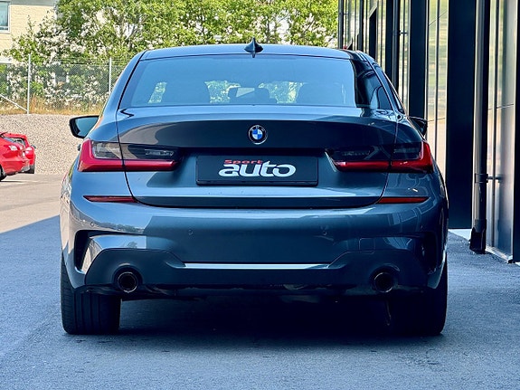 BMW 330i 6 of 18