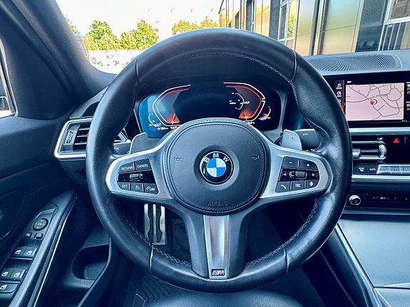 BMW 330i 14 of 18