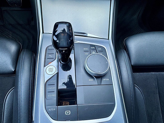 BMW 330i 16 of 18