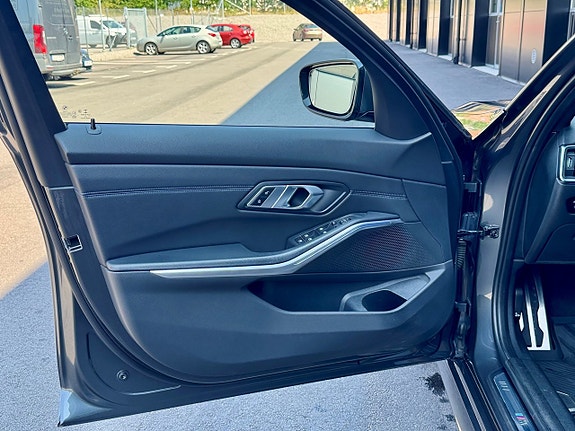 BMW 330i 8 of 18