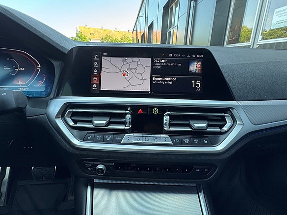 BMW 330i 15 of 18