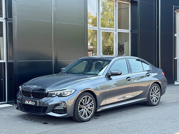 BMW 330i 3 of 5