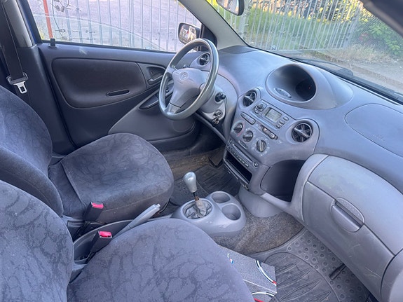 Toyota Yaris 6 of 8