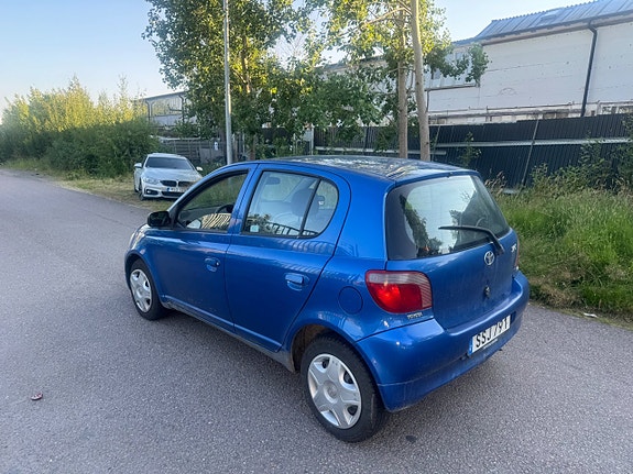 Toyota Yaris 5 of 8