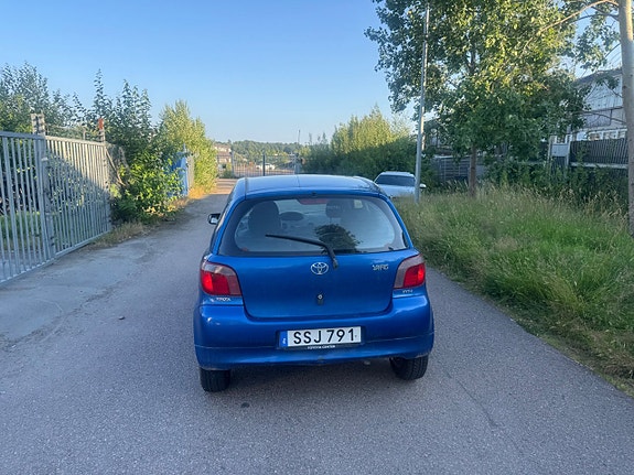 Toyota Yaris 3 of 8