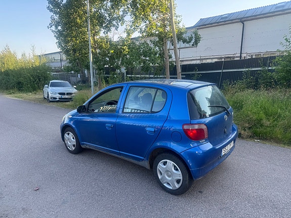 Toyota Yaris 2 of 8
