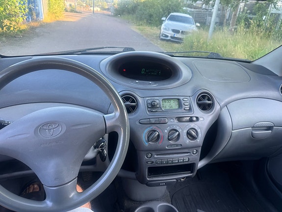 Toyota Yaris 7 of 8