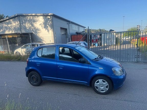 Toyota Yaris 4 of 8