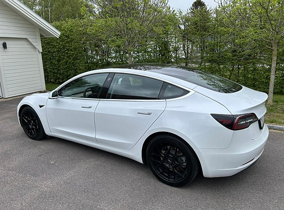 Tesla Model 3 3 of 4