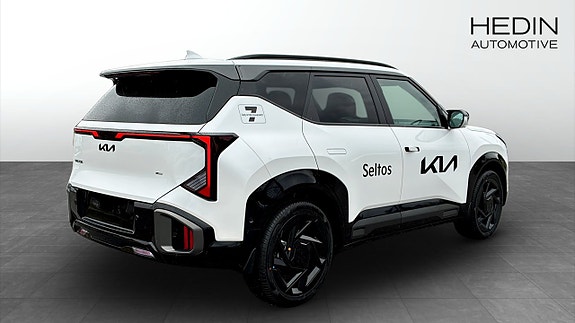 Kia Seltos 2 of 5