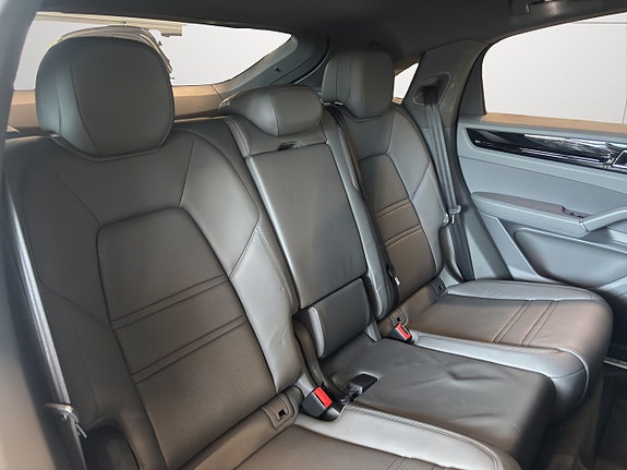 Porsche Cayenne 15 of 28