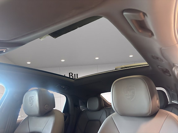 Porsche Cayenne 16 of 28