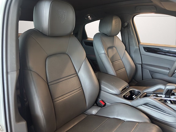 Porsche Cayenne 11 of 28