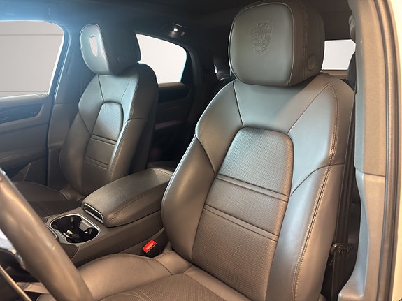 Porsche Cayenne 10 of 28